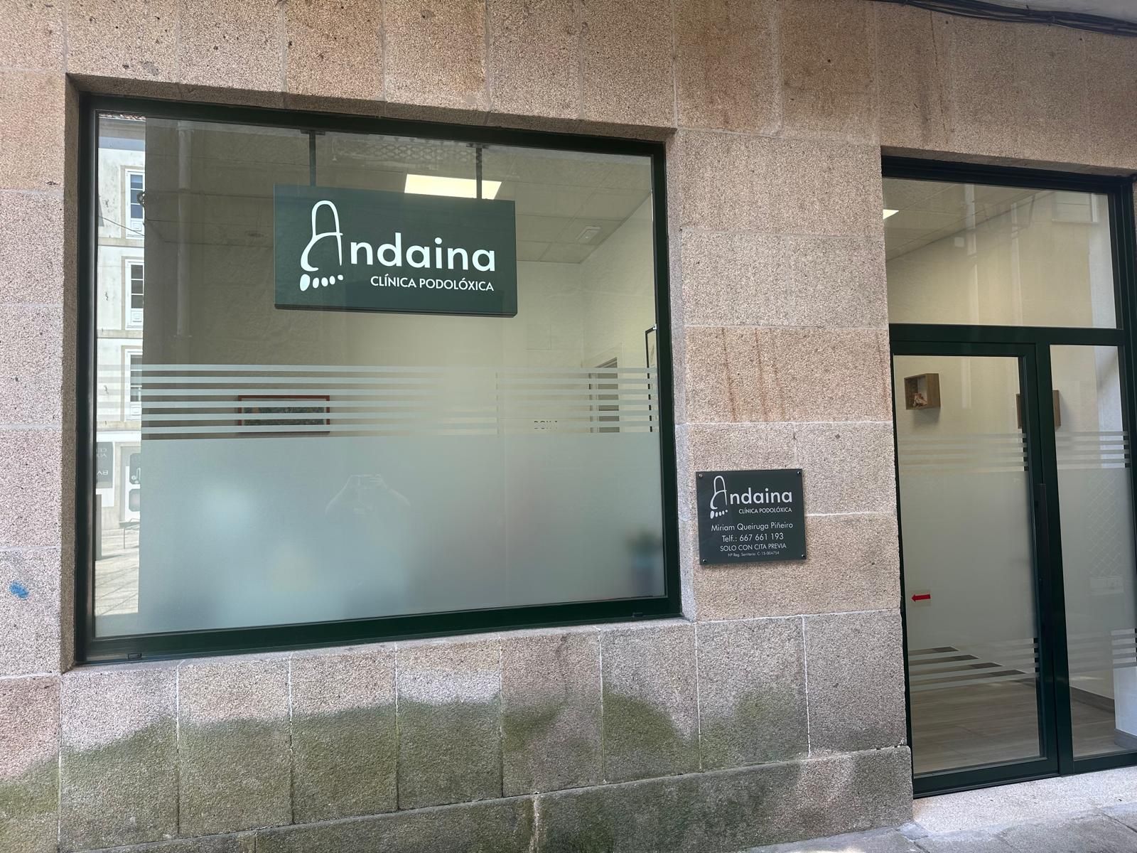 Fachada de la Clínica Andaina en Padrón