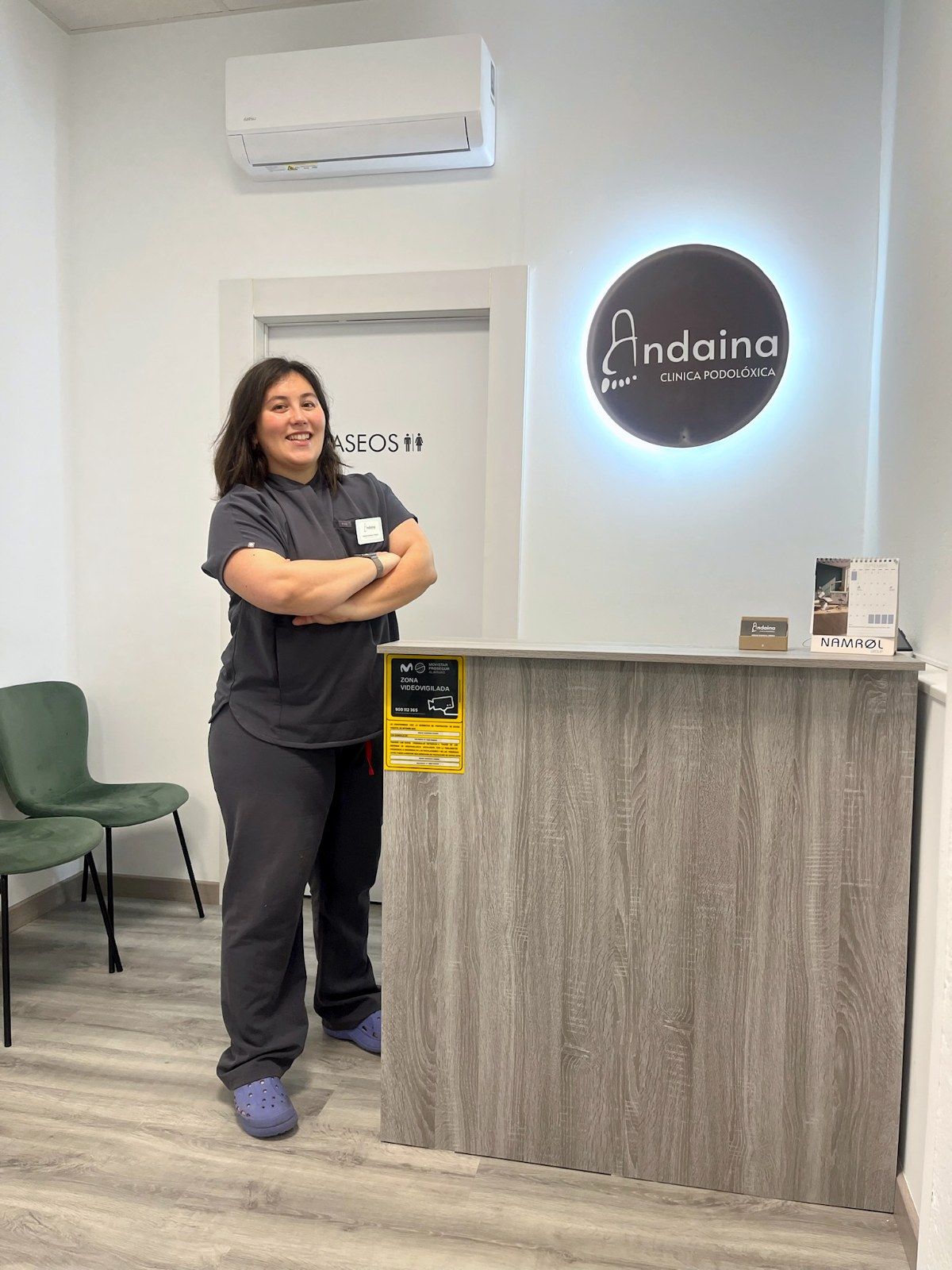 Miriam Queiruga Piñeiro en la recepción de la Clínica Andaina