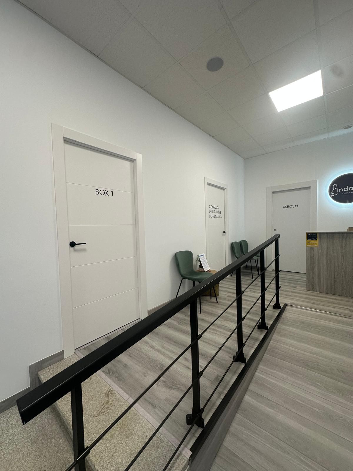 Pasillo con rampa, sala de espera y recepción con el logotipo iluminado